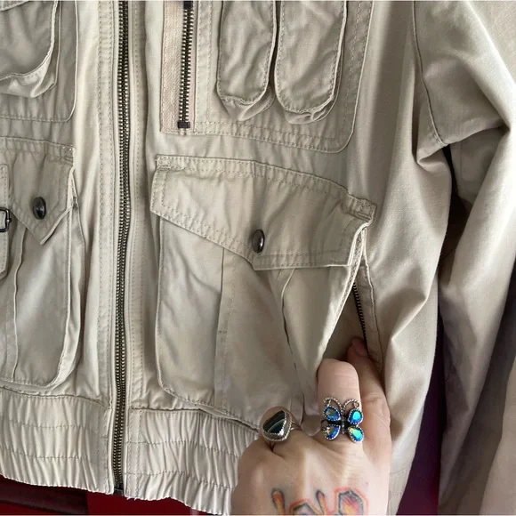 Tommy Hilfiger tan utility jacket with lots of pockets and zippers. 100% cotton - Picture 4 of 8